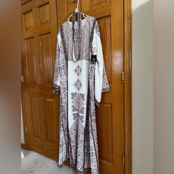 White Purple Lilac Thobe Plus Size 5 / 2X Embroidered Middle Eastern Formal Gown - Picture 5 of 16